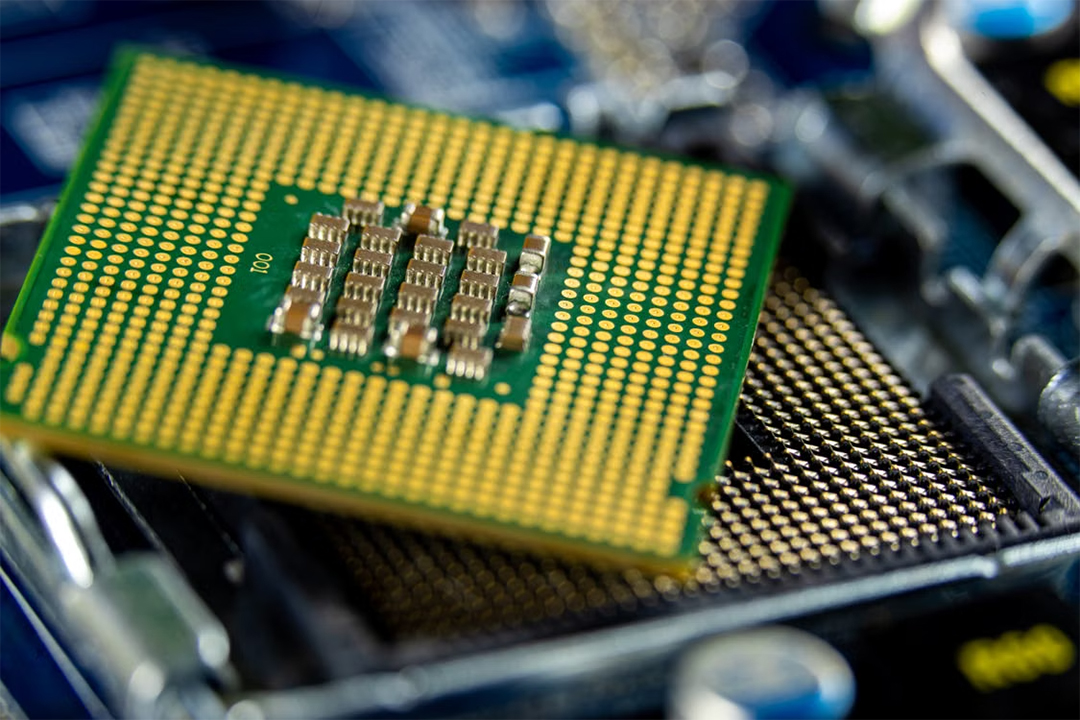 Intel Surges 10% After Trump Confirms Apple Chip Deal as Accenture Drops 13% on Guidance Cut