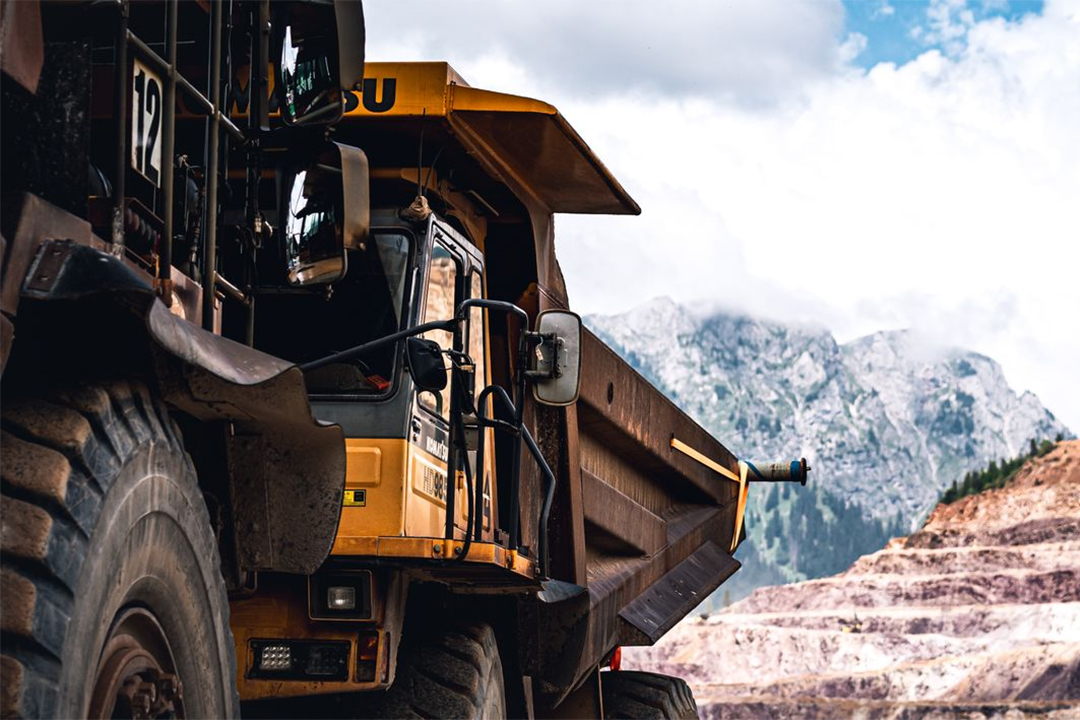 Four Junior Miners Advance as Gold Hits Eight-Month Low Then Surges